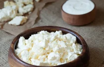 fromage-blanc-fait-maison-traditionnel-avec-aigre-55728322
